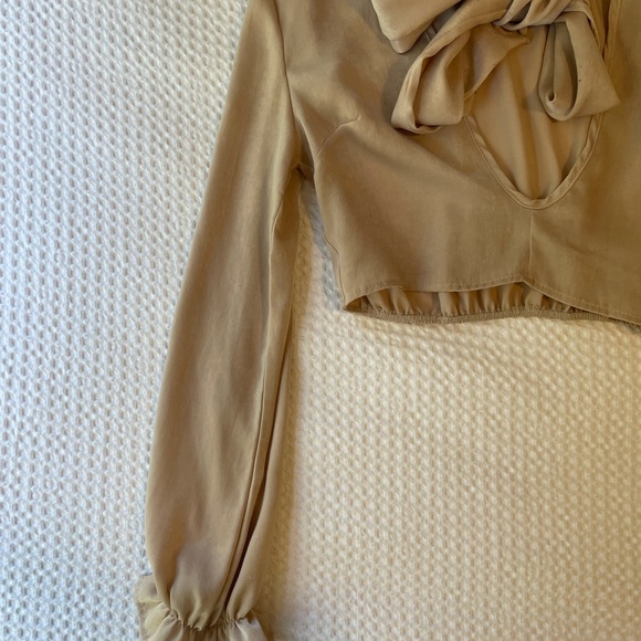 Elegant satin beige crop top - Picture 3 of 4